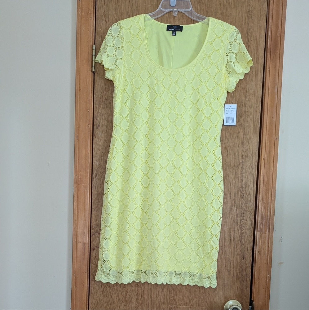 Lace Short Sleeve Dress in Bright Yellow